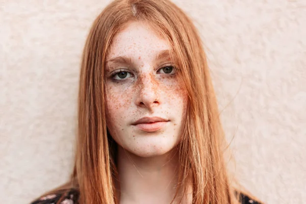 Close Retrato Jovem Adolescente Sardento Gengibre Menina Olhando Para Câmera — Fotografia de Stock