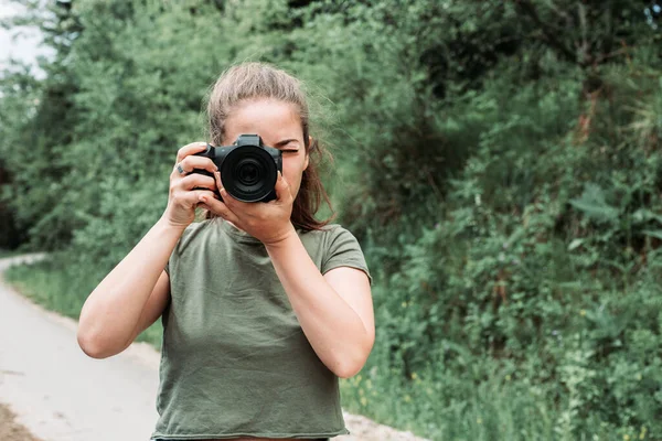 Cute Brunette Girl Taking Photos Her Camera Outdoor Photo Nature — Stock Photo, Image