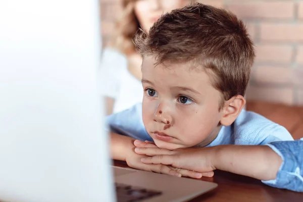 Ragazzo Biondo Carino Attentamente Guardando Schermo Del Computer Portatile Concetto — Foto Stock