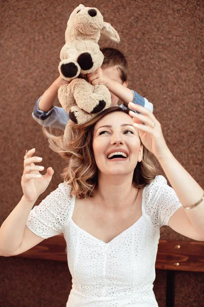 美しく若い母親が息子と遊んでる 親子関係 — ストック写真