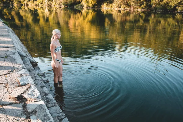 Vrouw Gaat Zwemmen Rivier Vroeg Ochtend Kopieerruimte — Stockfoto