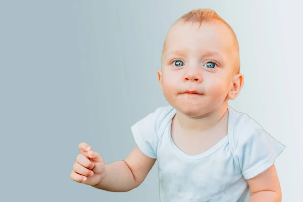 Bonito Menino Ano Idade Com Olhos Azuis Isolados Fundo Azul — Fotografia de Stock