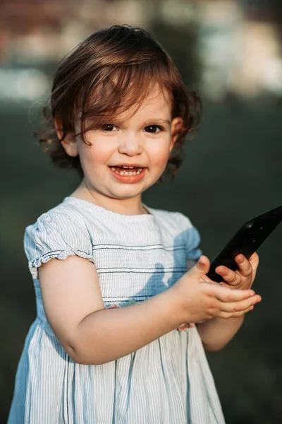 Carino Bambina Due Anni Tiene Telefono Sembra Molto Felice Copia — Foto Stock