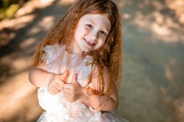 Adorable Niña Pelirroja Sonríe Muestra Los Pulgares Hacia Arriba —  Fotos de Stock