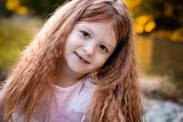 Adorable Niña Pelirroja Sonríe Muestra Los Dientes Delanteros Que Faltan —  Fotos de Stock