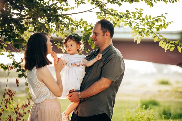幸せな家族 父と小さな娘は屋外で楽しんでいます パパは娘を抱いてる — ストック写真