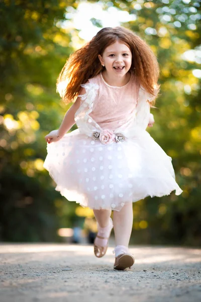 Pequeña Pelirroja Vestido Blanco Corre Buscando Muy Feliz —  Fotos de Stock