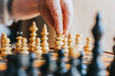 Satranç tahtasındaki el hareketli piyon parçası. Açılış, satranç oyunu