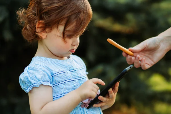 Carina Bambina Due Anni Guarda Telefono Mentre Mamma Biscotto Copia — Foto Stock