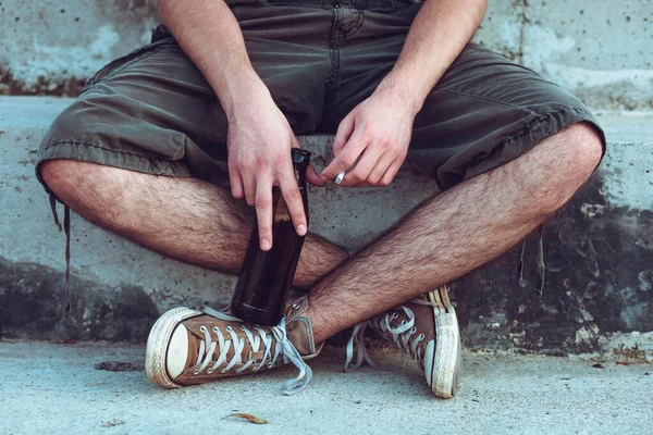 Крупный План Молодого Человека Сидящего Лестнице Бутылкой Пива Сигаретой — стоковое фото