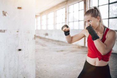 Ellerinde bandajla genç, formda kadın boksör portresi. Spor, aktif yaşam tarzı.