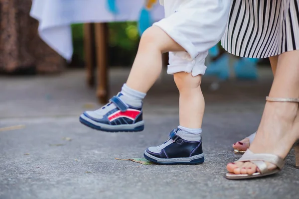 Mamá Ayudando Hijo Caminar Concepto Crianza —  Fotos de Stock