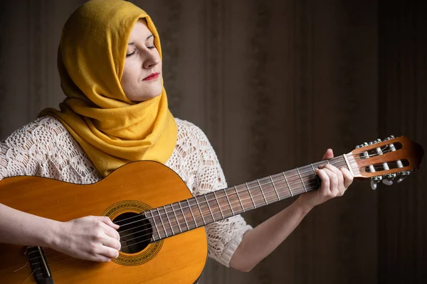 Портрет Милої Сучасної Мусульманки Грає Гітарі Концепція Різноманіття — стокове фото