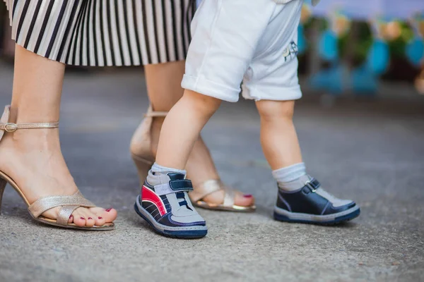 Mom Helping Her Baby Son Walk Parenting Concept — Stock Photo, Image