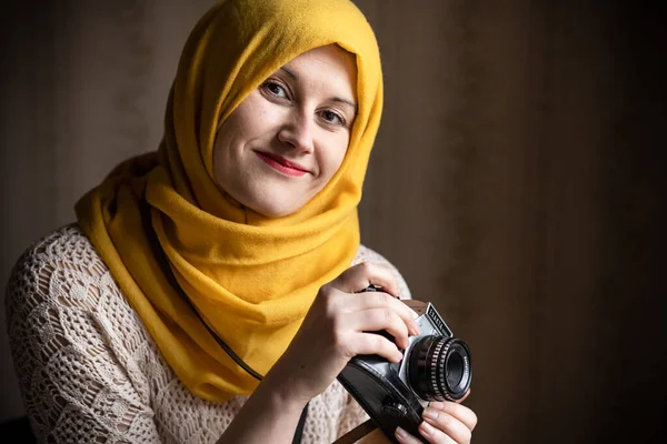 Współczesna Muzułmanka Fotograf Trzyma Retro Aparat Filmowy Uśmiechnięta Koncepcja Różnorodności — Zdjęcie stockowe