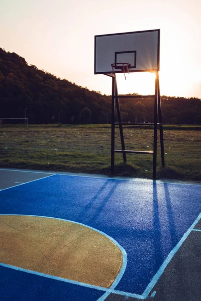 篮球运动在下午的阳光下进行 体育活动 健康的生活方式 — 图库照片