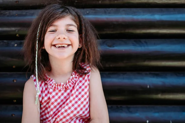 Ritratto Una Bambina Bruna Abito Rosso Scacchi Sorridente Copia Spazio — Foto Stock