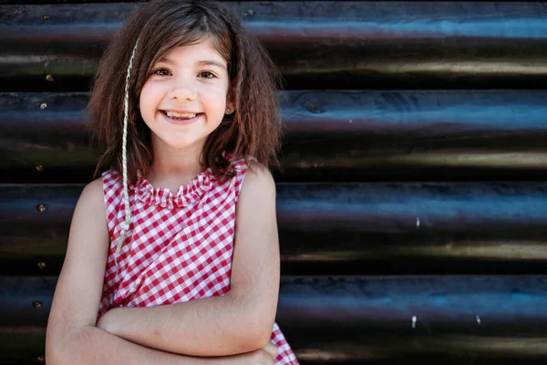 Ritratto Una Bambina Bruna Abito Rosso Scacchi Sorridente Copia Spazio — Foto Stock