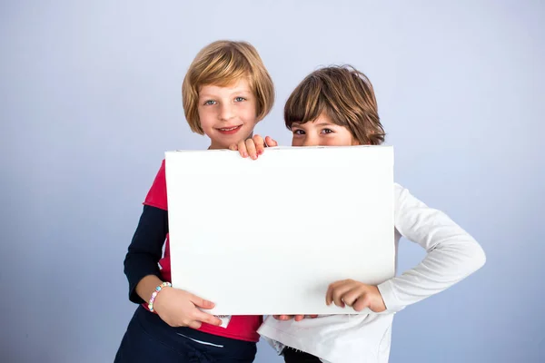 Duas Meninas Seguram Prancha Branca Vazia Espaço Cópia Espaço Para — Fotografia de Stock