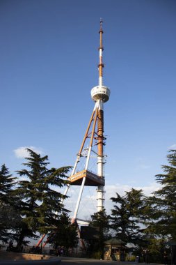 Tiflis şehrinde televizyon kulesi, Gürcistan.