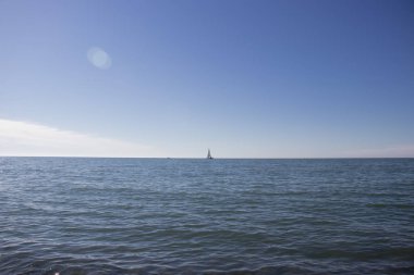 Deniz ufkunda yelkenli teknenin görünümü. Deniz. Horizon.