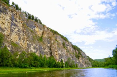 En güzel nehir Ai. Bashkiria mı? Ural mı? Muhteşem kayalıklar, yeşil orman ve nehir ilham.
