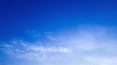 Mavi gökyüzü whith bulutlar için güzel görünümü