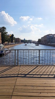 Güneşli bir yaz gününde Gorstkin köprüsünden Moskovsky umuduna doğru Fontanka nehri manzarası
