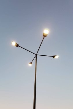 Mavi gökyüzü arka planında sokak lambası