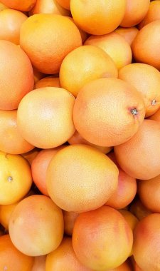 Üst üste yatan bir sürü greyfurt.