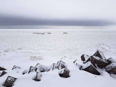 Bulutlu bir kış gününde Ladoga Gölü manzarası
