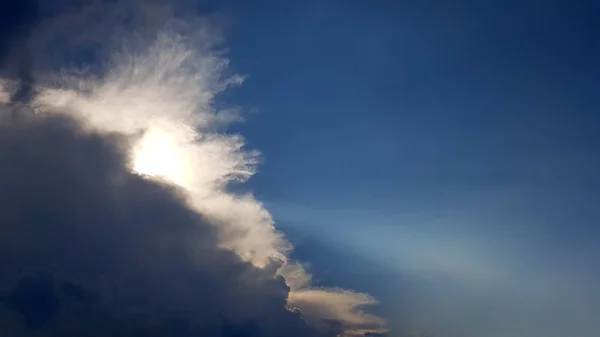 Bulutlarla Gökyüzü Panoramasında Bir Güneş Işını — Stok fotoğraf