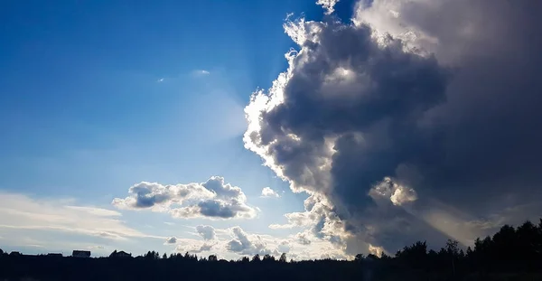 美丽的蓝天和太阳覆盖着风暴云 — 图库照片