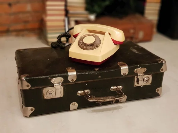 Sint Petersburg Rusland Oude Sovjet Koffer Een Beige Roterende Telefoon — Stockfoto