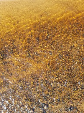 Ince dalgalar ile berrak su, hangi aracılığıyla çakıl ile kumlu alt görebilirsiniz