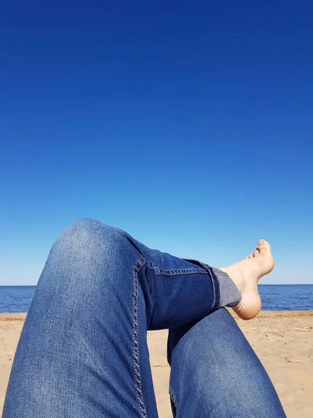 Männerbeine Blauen Jeans Vor Einem Wunderschönen Blauen Himmel Und Wasser — Stockfoto