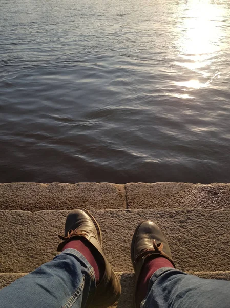 Flussufer Abends Bei Klarem Wetter Männliche Beine Blauen Jeans Und — Stockfoto