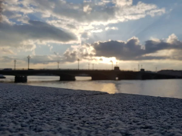 Schöne Aussicht Auf Den Neva Damm Hintergrund Verschwommener Sonnenuntergang Brücke — Stockfoto