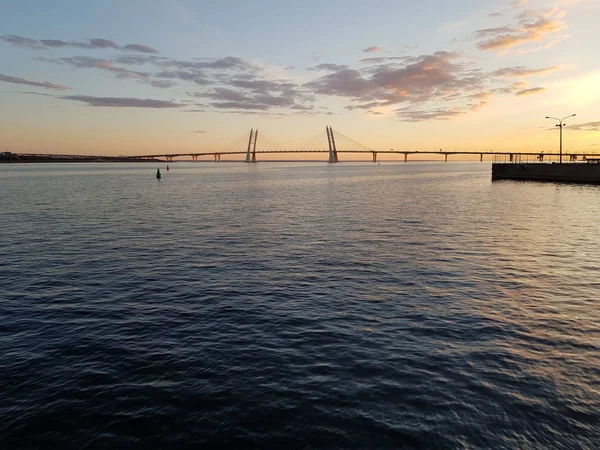 Gyönyörű Kilátás Naplementére Kábel Maradt Híd Finn Öbölben Csodálatos Narancskék — Stock Fotó