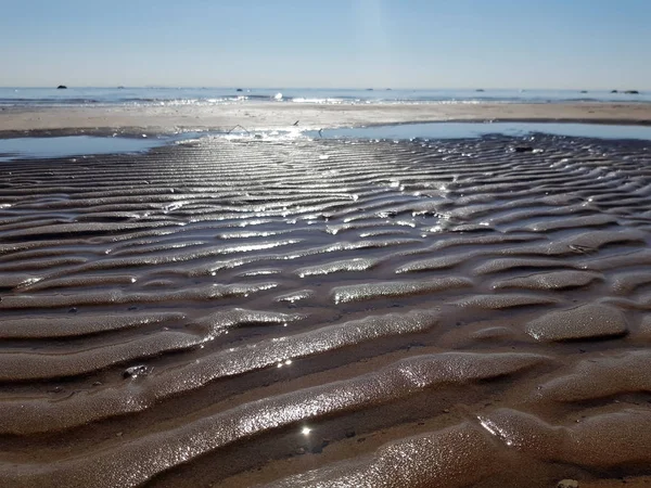 Encantadora Vista Panorâmica Baía Praia Com Areia Húmida Ondulada Céu — Fotografia de Stock