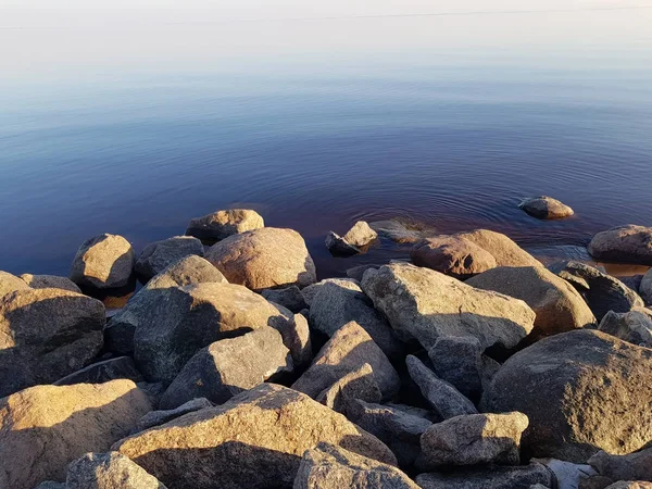 Чудовий Вид Кам Яний Морський Берег Блакитною Водою Камені Лежить — стокове фото