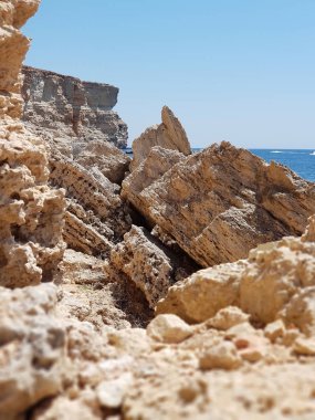 Güneşli bir yaz bulutsuz gününde Karadeniz'in kayalık kıyılarında yardım Kırım Cumhuriyeti