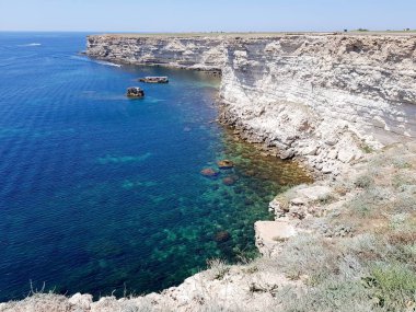 Güneşli bir yaz bulutsuz gününde karadeniz ve yeşil-mavi su kayalık kıyısı ile Cape güzel görünümü. Tarkhankut ulusal rezerv. Kırım Cumhuriyeti