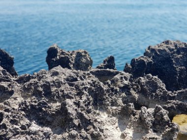 Güneşli bir yaz bulutsuz gününde Karadeniz'in kayalık kıyılarında yardım Kırım Cumhuriyeti