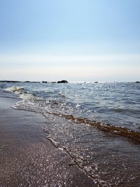 Finlandiya Körfezi Panoraması. Kumlu plaj, Bay dalgalar, Güneşli gün, mavi bulutlu gökyüzü