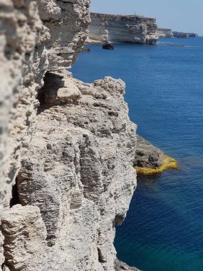 Güneşli bir yaz bulutsuz gününde karadeniz ve yeşil-mavi su kayalık kıyısı ile Cape güzel görünümü. Tarkhankut ulusal rezerv. Kırım Cumhuriyeti