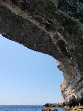 Güneşli bir yaz bulutsuz gününde karadeniz ve yeşil-mavi su kayalık kıyısı ile Cape güzel görünümü. Tarkhankut ulusal rezerv. Kırım Cumhuriyeti