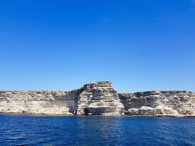 Güneşli bir yaz bulutsuz gününde karadeniz ve yeşil-mavi su kayalık kıyısı ile Cape güzel görünümü. Tarkhankut ulusal rezerv. Kırım Cumhuriyeti