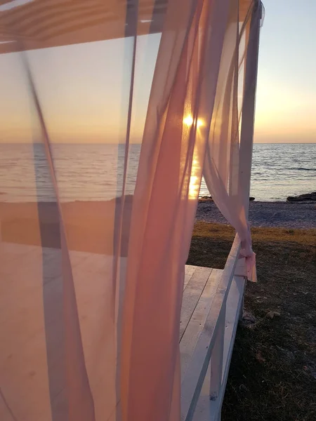 Schöne Aussicht Auf Das Weiße Holzzelt Mit Rosa Chintz Vorhängen — Stockfoto