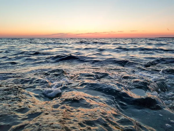 Υπέροχη Θέα Στο Ηλιοβασίλεμα Πάνω Από Θάλασσα Ουρανός Κίτρινες Βιολετί — Φωτογραφία Αρχείου